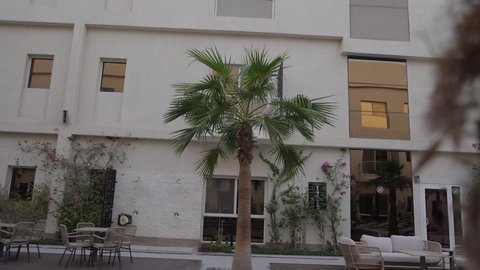 مباني سكنية منظمة وراقية، منظر عن قرب لمبنى سكني مرتفع، الفن الهندسي والمعماري على الطراز الحديث، أبراج وشقق سكنية راقية، التطور العمراني بإسلوب فاخر