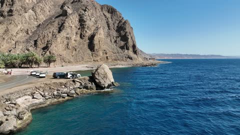 الساحل الشرقي لخليج العقبة، مناطق مشاريع التنمية السياحية ، التكوينات والتشكلات الصخرية في وادي طيب اسم في منطقة تبوك، السلاسل الجبلية في المناطق الصحراوية، تصوير درون للتضاريس والنحت الصخري في الأماكن الاثرية التاريخية المشهورة في السعودية