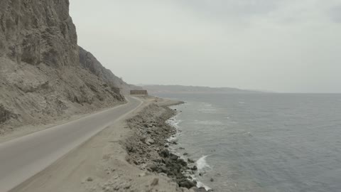 الساحل الشرقي لخليج العقبة، مناطق مشاريع التنمية السياحية ، التكوينات والتشكلات الصخرية في وادي طيب اسم في منطقة تبوك، السلاسل الجبلية في المناطق الصحراوية، تصوير درون للتضاريس والنحت الصخري في الأماكن الاثرية التاريخية المشهورة في السعودية