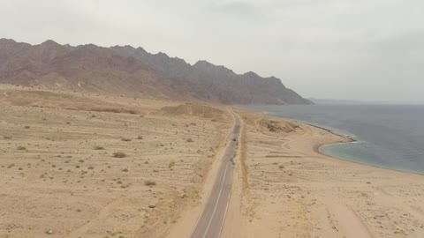 طريق مشروع نيوم السياحي، الساحل الشرقي لخليج العقبة، مناطق مشاريع التنمية السياحية ، التكوينات والتشكلات الصخرية في وادي طيب اسم في منطقة تبوك، السلاسل الجبلية في المناطق الصحراوية، تصوير درون للتضاريس والنحت الصخري في الأماكن التاريخية المشهورة في السعودية