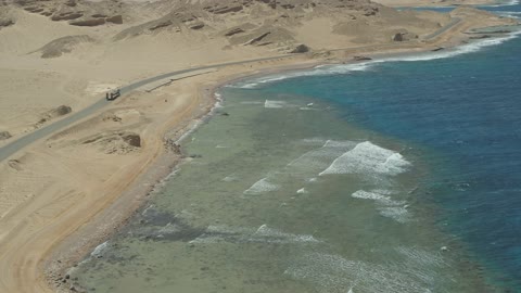 طريق مشروع نيوم السياحي، الساحل الشرقي لخليج العقبة، مناطق مشاريع التنمية السياحية ، التكوينات والتشكلات الصخرية في وادي طيب اسم في منطقة تبوك، السلاسل الجبلية في المناطق الصحراوية، تصوير درون للتضاريس والنحت الصخري في الأماكن التاريخية المشهورة في السعودية