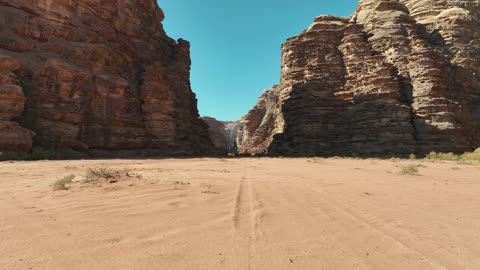 وجهة سياحية جبلية فاخرة، مركز عالمي للرياضات الشتوية والمغامرات، تصوير درون للجبال الشاهقة ذات التكوينات الصخرية في منطقة تبوك ، صحراء جدة في نيوم شمال غرب المملكة العربية السعودية