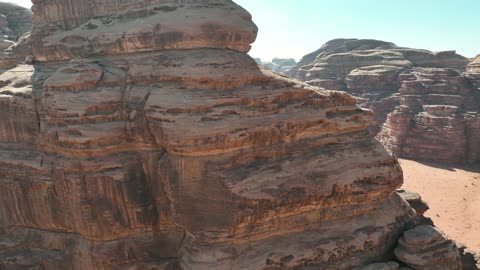 مركز عالمي للرياضات الشتوية والمغامرات، تصوير درون للجبال الشاهقة ذات التكوينات الصخرية في منطقة تبوك ، صحراء بجدة في نيوم شمال غرب المملكة العربية السعودية ، وجهة سياحية جبلية فاخرة