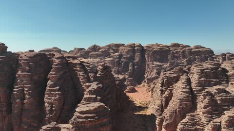 مركز عالمي للرياضات الشتوية والمغامرات، تصوير درون للجبال الشاهقة ذات التكوينات الصخرية في منطقة تبوك ، صحراء بجدة في نيوم شمال غرب المملكة العربية السعودية ، وجهة سياحية جبلية فاخرة