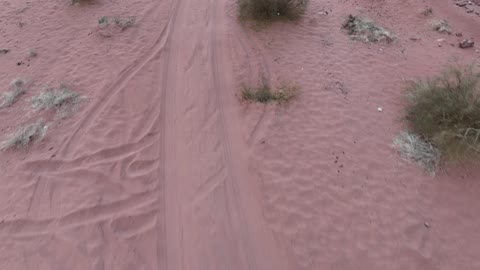 مركز عالمي للرياضات الشتوية والمغامرات، تصوير درون للجبال الشاهقة ذات التكوينات الصخرية في منطقة تبوك ، صحراء بجدة في نيوم شمال غرب المملكة العربية السعودية ، وجهة سياحية جبلية فاخرة