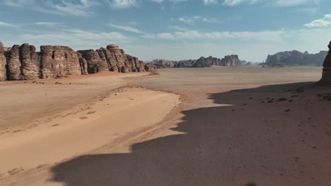 وجهة سياحية جبلية فاخرة، مركز عالمي للرياضات الشتوية والمغامرات، تصوير درون للجبال الشاهقة ذات التكوينات الصخرية في منطقة تبوك ، صحراء جدة في نيوم شمال غرب المملكة العربية السعودية