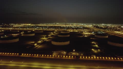 المركز الرئيسي للبتروكيماويات والصناعات الأساسية والتحويلية، هندسات ومعدات صناعية، مستودعات ضخمة و كبيرة، صناعات ومشاريع بيتروكيماوية، مصانع ومعامل المملكة العربية السعودية، تصوير درون لمصانع تكرير النفط والغاز في مدينتا ينبع والجبيل المضاءة في وقت الليل