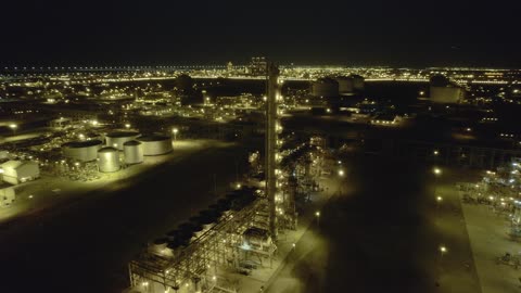 المركز الرئيسي للبتروكيماويات والصناعات الأساسية والتحويلية، هندسات ومعدات صناعية، مستودعات ضخمة و كبيرة، صناعات ومشاريع بيتروكيماوية، مصانع ومعامل المملكة العربية السعودية، تصوير درون لمصانع تكرير النفط والغاز في مدينتا ينبع والجبيل المضاءة في وقت الليل