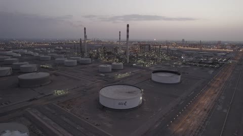 هندسات ومعدات صناعية، مستودعات ضخمة و كبيرة، صناعات ومشاريع بيتروكيماوية، مصانع ومعامل المملكة العربية السعودية، تصوير درون لمصانع تكرير النفط والغاز في مدينتا ينبع والجبيل المضاءة في وقت الليل، المركز الرئيسي للبتروكيماويات والصناعات الأساسية والتحويلية