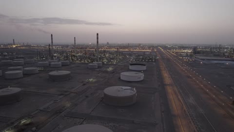 المركز الرئيسي للبتروكيماويات والصناعات الأساسية والتحويلية، هندسات ومعدات صناعية، مستودعات ضخمة و كبيرة، صناعات ومشاريع بيتروكيماوية، مصانع ومعامل المملكة العربية السعودية، تصوير درون لمصانع تكرير النفط والغاز في مدينتا ينبع والجبيل المضاءة في وقت الليل