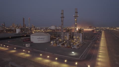 هندسات ومعدات صناعية، مستودعات ضخمة و كبيرة، صناعات ومشاريع بيتروكيماوية، مصانع ومعامل المملكة العربية السعودية، تصوير درون لمصانع تكرير النفط والغاز في مدينتا ينبع والجبيل المضاءة في وقت الليل، المركز الرئيسي للبتروكيماويات والصناعات الأساسية والتحويلية