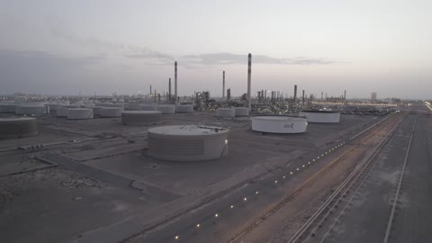 المركز الرئيسي للبتروكيماويات والصناعات الأساسية والتحويلية، هندسات ومعدات صناعية، مستودعات ضخمة و كبيرة، صناعات ومشاريع بيتروكيماوية، مصانع ومعامل المملكة العربية السعودية، تصوير درون لمصانع تكرير النفط والغاز في مدينتا ينبع والجبيل المضاءة في وقت الليل