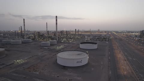 هندسات ومعدات صناعية، مستودعات ضخمة و كبيرة، صناعات ومشاريع بيتروكيماوية، مصانع ومعامل المملكة العربية السعودية، تصوير درون لمصانع تكرير النفط والغاز في مدينتا ينبع والجبيل المضاءة في وقت الليل، المركز الرئيسي للبتروكيماويات والصناعات الأساسية والتحويلية