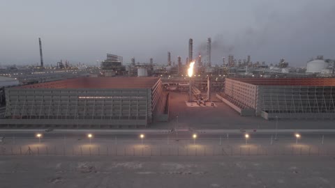 هندسات ومعدات صناعية، مستودعات ضخمة و كبيرة، صناعات ومشاريع بيتروكيماوية، مصانع ومعامل المملكة العربية السعودية، تصوير درون لمصانع تكرير النفط والغاز في مدينتا ينبع والجبيل المضاءة في وقت الليل، المركز الرئيسي للبتروكيماويات والصناعات الأساسية والتحويلية