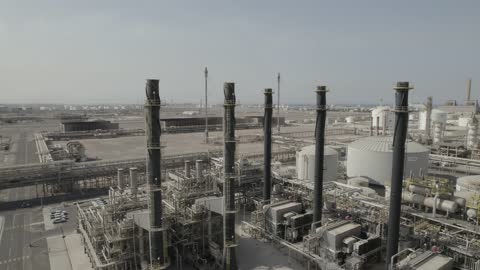 صناعات ومشاريع بيتروكيماوية، مصانع ومعامل المملكة العربية السعودية، تصوير درون لمصانع تكرير النفط والغاز في مدينتا ينبع والجبيل، مصفاة دخان المعامل، مستودعات ضخمة و كبيرة، هندسات ومعدات صناعية، المركز الرئيسي للبتروكيماويات والصناعات الأساسية والتحويلية