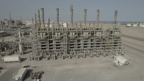 مصانع ومعامل المملكة العربية السعودية، تصوير درون لمصانع تكرير النفط والغاز في مدينتا ينبع والجبيل، مصفاة دخان المعامل، صناعات ومشاريع بيتروكيماوية، مستودعات ضخمة و كبيرة، هندسات ومعدات صناعية، المركز الرئيسي للبتروكيماويات والصناعات الأساسية والتحويلية