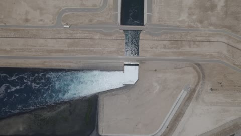 مصانع ومعامل المملكة العربية السعودية، تصوير درون لمصانع تكرير النفط والغاز في مدينتا ينبع والجبيل، مصفاة دخان المعامل، صناعات ومشاريع بيتروكيماوية، مستودعات ضخمة و كبيرة، هندسات ومعدات صناعية، المركز الرئيسي للبتروكيماويات والصناعات الأساسية والتحويلية