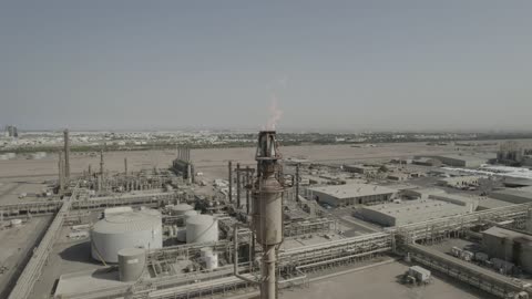 مصانع ومعامل المملكة العربية السعودية، تصوير درون لمصانع تكرير النفط والغاز في مدينتا ينبع والجبيل، مصفاة دخان المعامل، صناعات ومشاريع بيتروكيماوية، مستودعات ضخمة و كبيرة، هندسات ومعدات صناعية، المركز الرئيسي للبتروكيماويات والصناعات الأساسية والتحويلية