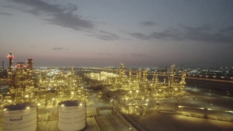 المركز الرئيسي للبتروكيماويات والصناعات الأساسية والتحويلية، هندسات ومعدات صناعية، مستودعات ضخمة و كبيرة، صناعات ومشاريع بيتروكيماوية، مصانع ومعامل المملكة العربية السعودية، تصوير درون لمصانع تكرير النفط والغاز في مدينتا ينبع والجبيل المضاءة في وقت الليل