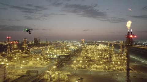 المركز الرئيسي للبتروكيماويات والصناعات الأساسية والتحويلية، هندسات ومعدات صناعية، مستودعات ضخمة و كبيرة، صناعات ومشاريع بيتروكيماوية، مصانع ومعامل المملكة العربية السعودية، تصوير درون لمصانع تكرير النفط والغاز في مدينتا ينبع والجبيل المضاءة في وقت الليل