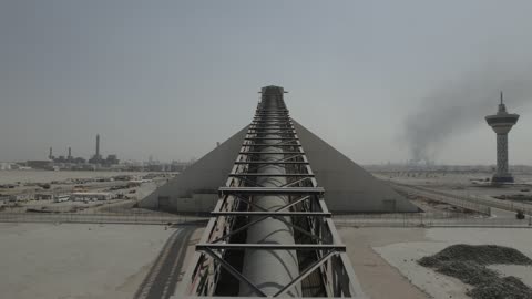 مصانع ومعامل المملكة العربية السعودية، تصوير درون لمصانع تكرير النفط والغاز في مدينتا ينبع والجبيل، مصفاة دخان المعامل، صناعات ومشاريع بيتروكيماوية، مستودعات ضخمة و كبيرة، هندسات ومعدات صناعية، المركز الرئيسي للبتروكيماويات والصناعات الأساسية والتحويلية