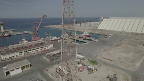 مصانع ومعامل المملكة العربية السعودية، تصوير درون لمصانع تكرير النفط والغاز في مدينتا ينبع والجبيل، مصفاة دخان المعامل، صناعات ومشاريع بيتروكيماوية، مستودعات ضخمة و كبيرة، هندسات ومعدات صناعية، المركز الرئيسي للبتروكيماويات والصناعات الأساسية والتحويلية