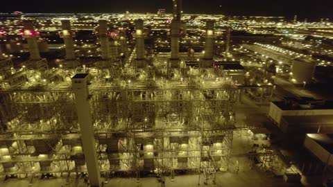 المركز الرئيسي للبتروكيماويات والصناعات الأساسية والتحويلية، هندسات ومعدات صناعية، مستودعات ضخمة و كبيرة، صناعات ومشاريع بيتروكيماوية، مصانع ومعامل المملكة العربية السعودية، تصوير درون لمصانع تكرير النفط والغاز في مدينتا ينبع والجبيل المضاءة في وقت الليل