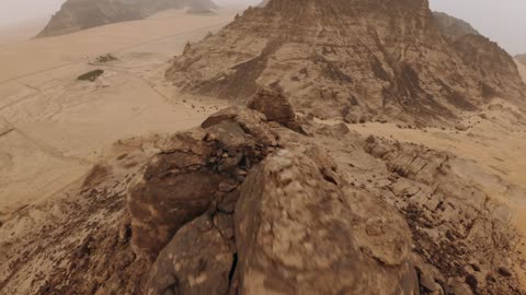 معلم أثري تاريخي قديم، التضاريس والقمم والمرتفعات الجبلية في الصحراء، تصوير درون لجبال اجا في مدينة حائل، الجبال والتكوينات الصخرية في المناطق الصحراوية في المملكة العربية السعودية في وقت الغروب،  الطبيعة الصحراوية والسياحة