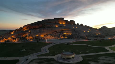 وجهة سياحية مميزة وممتعة، منتزه خزاز في محافظة دخنة بمنطقة القصيم في المملكة العربية السعودية، أفضل مشروع سياحي على مستوى المملكة، الإضاءة والإنارة المميزة في وقت الليل على الجبال، أماكن لقضاء وقت ممتع