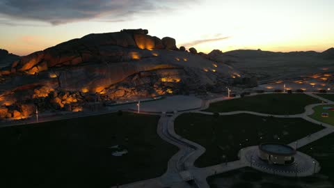 أفضل مشروع سياحي على مستوى المملكة، وجهة سياحية مميزة وممتعة، منتزه خزاز في محافظة دخنة بمنطقة القصيم في المملكة العربية السعودية، الإضاءة والإنارة المميزة في وقت الليل على الجبال، أماكن لقضاء وقت ممتع