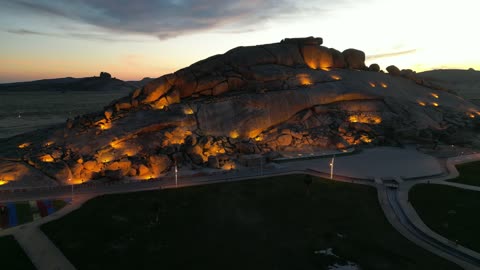 وجهة سياحية مميزة وممتعة، منتزه خزاز في محافظة دخنة بمنطقة القصيم في المملكة العربية السعودية، أفضل مشروع سياحي على مستوى المملكة، الإضاءة والإنارة المميزة في وقت الليل على الجبال، أماكن لقضاء وقت ممتع