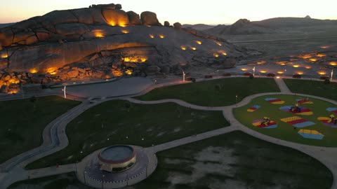 أفضل مشروع سياحي على مستوى المملكة، وجهة سياحية مميزة وممتعة، منتزه خزاز في محافظة دخنة بمنطقة القصيم في المملكة العربية السعودية، الإضاءة والإنارة المميزة في وقت الليل على الجبال، أماكن لقضاء وقت ممتع