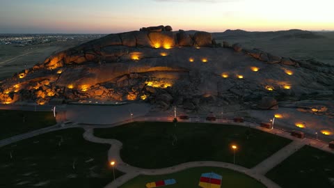 وجهة سياحية مميزة وممتعة، منتزه خزاز في محافظة دخنة بمنطقة القصيم في المملكة العربية السعودية، أفضل مشروع سياحي على مستوى المملكة، الإضاءة والإنارة المميزة في وقت الليل على الجبال، أماكن لقضاء وقت ممتع