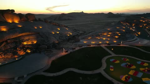 أفضل مشروع سياحي على مستوى المملكة، وجهة سياحية مميزة وممتعة، منتزه خزاز في محافظة دخنة بمنطقة القصيم في المملكة العربية السعودية، الإضاءة والإنارة المميزة في وقت الليل على الجبال، أماكن لقضاء وقت ممتع