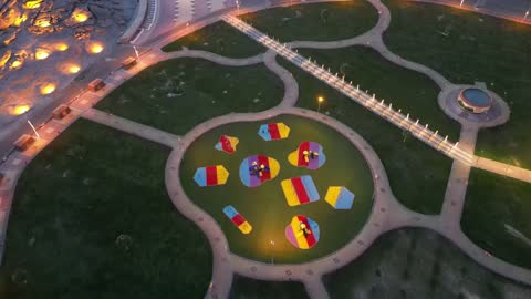 أفضل مشروع سياحي على مستوى المملكة، وجهة سياحية مميزة وممتعة، منتزه خزاز في محافظة دخنة بمنطقة القصيم في المملكة العربية السعودية، الإضاءة والإنارة المميزة في وقت الليل على الجبال، أماكن لقضاء وقت ممتع