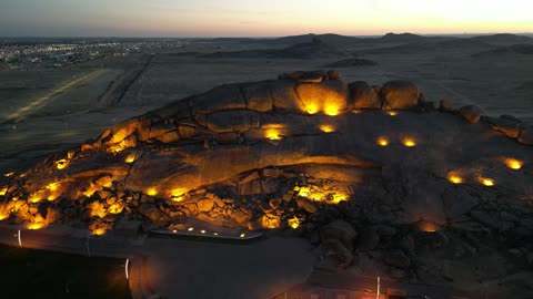 وجهة سياحية مميزة وممتعة، منتزه خزاز في محافظة دخنة بمنطقة القصيم في المملكة العربية السعودية، أفضل مشروع سياحي على مستوى المملكة، الإضاءة والإنارة المميزة في وقت الليل على الجبال، أماكن لقضاء وقت ممتع