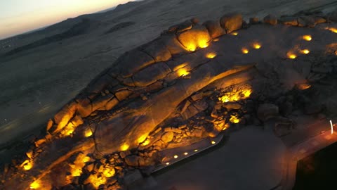 وجهة سياحية مميزة وممتعة، منتزه خزاز في محافظة دخنة بمنطقة القصيم في المملكة العربية السعودية، أفضل مشروع سياحي على مستوى المملكة، الإضاءة والإنارة المميزة في وقت الليل على الجبال، أماكن لقضاء وقت ممتع