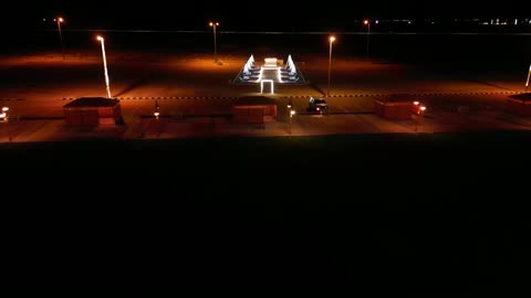 وجهة سياحية مميزة وممتعة، منتزه خزاز في محافظة دخنة بمنطقة القصيم في المملكة العربية السعودية، أفضل مشروع سياحي على مستوى المملكة، الإضاءة والإنارة المميزة في وقت الليل على الجبال، أماكن لقضاء وقت ممتع