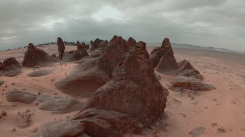 Al-Gharamil is a natural reserve in the Al-Ula region, with terrains and rocky hills in desert areas, formations and structures and sand dunes, the vast expanses in the deserts of the Kingdom of Saudi Arabia, the soft golden sands in the desert, the dry and harsh environment and nature.