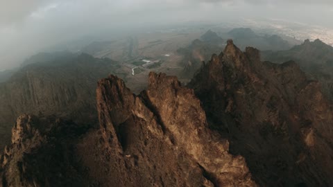 الصحراء في شبه الجزيرة العربية، تصوير درون لصقر يحلق فوق التلال والكثبان الرملية، تربية الطيور الجارحة في المملكة العربية السعودية، المناظر الطبيعية في المناطق البرية، التغذية على عصفور صغير في البر، مفهوم الشراسة والافتراس، تدريب الصقور في المحميات الطبيعيه والبريه