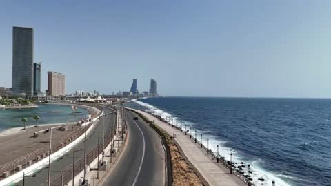 الواجهة البحرية في المملكة العربية السعودية,  التطور والتقدم العمراني في مدينة جدة الساحلية, فنادق ومنتجعات سياحية مطلة على البحر، تصوير درون جوي للمناظر الطبيعية المائية على شواطئ البحر الأحمر, مناطق التسلية والترفيه وقضاء الوقت الممتع, أماكن السياحة المشهورة