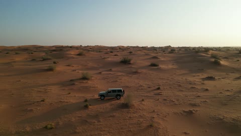 سيارة دفع رباعي تسير على الرمال الذهبية، الأنشطة الترفيهية لقيادة السيارات في صحراء السعودية، مغامرات سفاري على التلال والكثبان الرملية, التضاريس والبيئة الجافة، وجهة سياحية لمحبي المغامرات, رحلة و كشتة برية في المناطق الصحراوية في النفوذ الكبرى شمال مدينة حائل