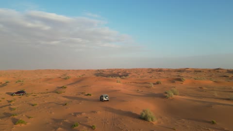 سيارة دفع رباعي تسير على الرمال الذهبية، الأنشطة الترفيهية لقيادة السيارات في صحراء السعودية، مغامرات سفاري على التلال والكثبان الرملية, التضاريس والبيئة الجافة، وجهة سياحية لمحبي المغامرات, رحلة و كشتة برية في المناطق الصحراوية في النفوذ الكبرى شمال مدينة حائل
