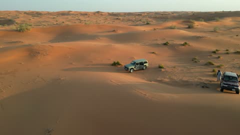 سيارة دفع رباعي تسير على الرمال الذهبية، الأنشطة الترفيهية لقيادة السيارات في صحراء السعودية، مغامرات سفاري على التلال والكثبان الرملية, التضاريس والبيئة الجافة، وجهة سياحية لمحبي المغامرات, رحلة و كشتة برية في المناطق الصحراوية في النفوذ الكبرى شمال مدينة حائل