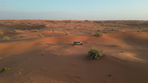الأنشطة الترفيهية لقيادة السيارات في صحراء السعودية، مغامرات سفاري على التلال والكثبان الرملية, سيارة دفع رباعي تسير على الرمال الذهبية، التضاريس والبيئة الجافة، وجهة سياحية لمحبي المغامرات, رحلة و كشتة برية في المناطق الصحراوية في النفوذ الكبرى شمال مدينة حائل