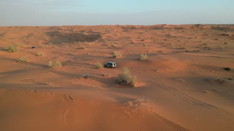 سيارة دفع رباعي تسير على الرمال الذهبية، الأنشطة الترفيهية لقيادة السيارات في صحراء السعودية، مغامرات سفاري على التلال والكثبان الرملية, التضاريس والبيئة الجافة، وجهة سياحية لمحبي المغامرات, رحلة و كشتة برية في المناطق الصحراوية في النفوذ الكبرى شمال مدينة حائل