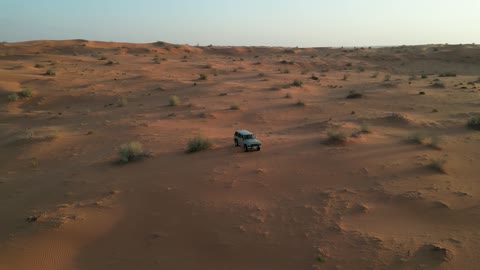 سيارة دفع رباعي تسير على الرمال الذهبية، الأنشطة الترفيهية لقيادة السيارات في صحراء السعودية، مغامرات سفاري على التلال والكثبان الرملية, التضاريس والبيئة الجافة، وجهة سياحية لمحبي المغامرات, رحلة و كشتة برية في المناطق الصحراوية في النفوذ الكبرى شمال مدينة حائل