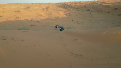 الأنشطة الترفيهية لقيادة السيارات في صحراء السعودية، مغامرات سفاري على التلال والكثبان الرملية, سيارة دفع رباعي تسير على الرمال الذهبية، التضاريس والبيئة الجافة، وجهة سياحية لمحبي المغامرات, رحلة و كشتة برية في المناطق الصحراوية في النفوذ الكبرى شمال مدينة حائل