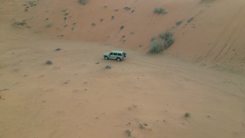 سيارة دفع رباعي تسير على الرمال الذهبية، الأنشطة الترفيهية لقيادة السيارات في صحراء السعودية، مغامرات سفاري على التلال والكثبان الرملية, التضاريس والبيئة الجافة، وجهة سياحية لمحبي المغامرات, رحلة و كشتة برية في المناطق الصحراوية في النفوذ الكبرى شمال مدينة حائل
