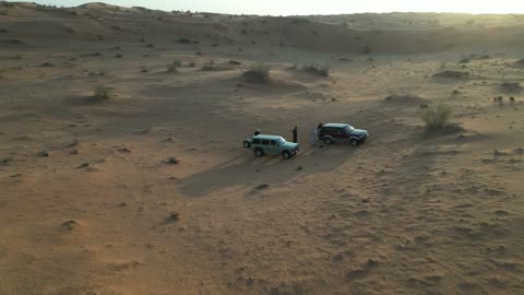 جلسات عربية تقليدية وسط الصحراء, الاستجمام والاستمتاع في الأجواء الهادئة, قضاء إجازة ممتعة في براري المملكة العربية السعودية, رحلة و كشتة برية في المناطق الصحراوية في النفوذ الكبرى شمال مدينة حائل, منظر الرمال الذهبية الناعمة، وجهة سياحية لمحبي المغامرات